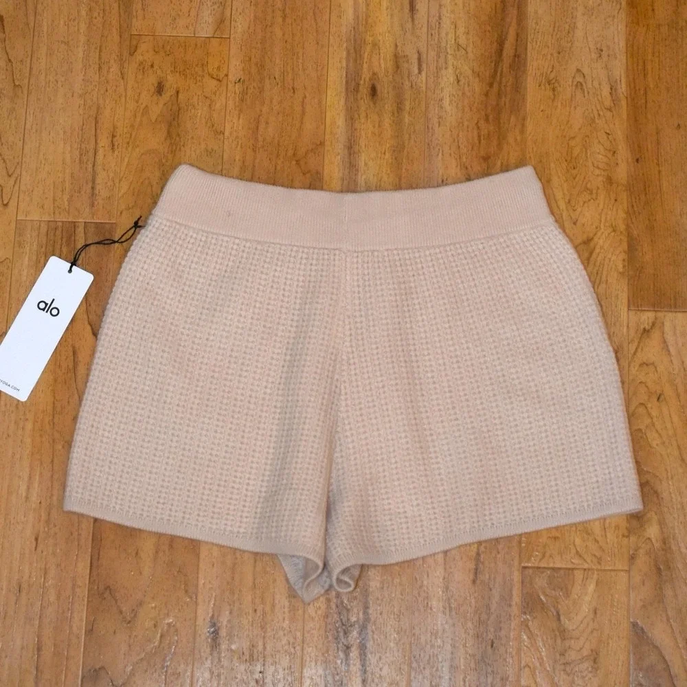 Alo Yoga Cashmere High-Waist Plush Waffle Short Womens L Macadamia Blush NWT